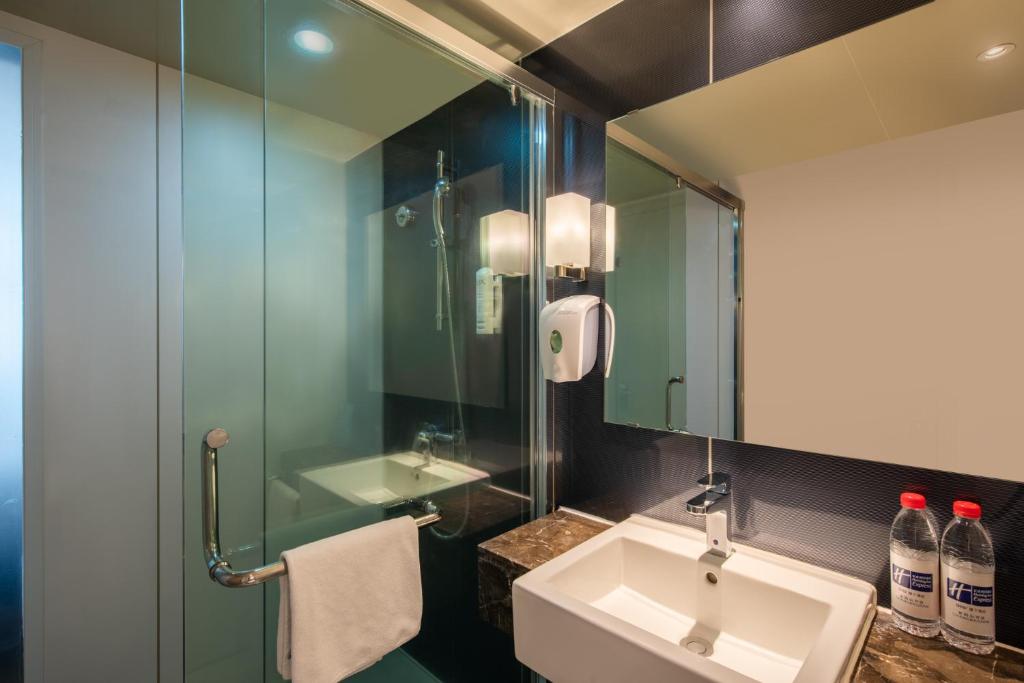 Holiday Inn bathroom